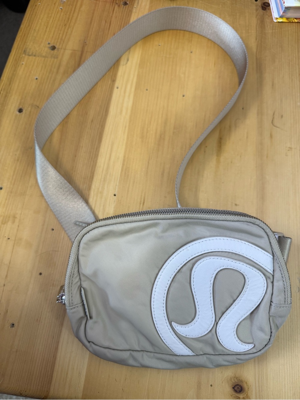 Lululemon Everywhere Belt Bag 1L Trench/White Opal Logo Tan Crossbody - Picture 3 of 5